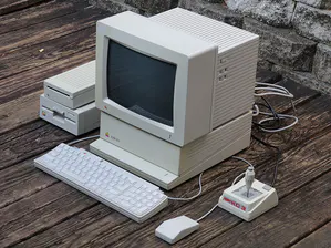 Apple IIGS (1 MB, ROM 3) product photograph